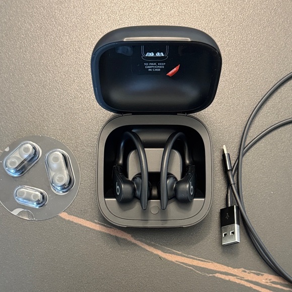 Beats Black Wireless Earbuds with Charging Case - Picture 1 of 8
